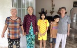 Ông bà già yếu nuôi 2 cháu nội và em gái bị tâm thần