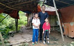 Mẹ mất vì ung thư, 2 cháu nhỏ sống nhờ hàng xóm