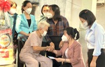Bình Dương: Tặng quà Tết cho Mẹ Việt Nam anh hùng và phụ nữ, trẻ em khó khăn