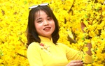 Bạn trẻ Sài Gòn thướt tha trong tà áo dài "check in" phố ông đồ