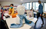  Robot đi học thay cho người ốm