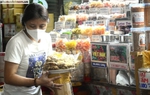 Cận Tết, trái cây, bánh mứt hút khách ở TPHCM