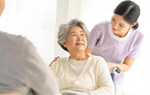 Nhìn thấy tấm thiệp mời của chị dâu mà mẹ tôi rưng rưng nước mắt