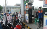TPHCM: Người dân xếp hàng dài, đi 3-4 nơi mới mua được xăng