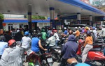Sáng 11/10, người dân TPHCM vẫn xếp hàng dài chờ đổ xăng