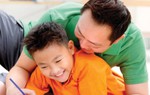 Con trai 12 tuổi xin tiền mua giày mới, người cha tỷ phú trả lời 1 câu bất ngờ