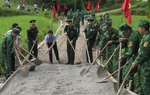 Lào Cai: Bộ đội biên phòng giúp bà con biên giới làm đường bê tông