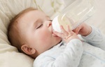 Cuộc khủng hoảng nguồn cung sữa bột tiết lộ những vấn đề của các gia đình Mỹ trong việc nuôi con