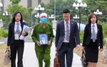 Người thân ôm di ảnh bé gái 3 tuổi bị người tình của mẹ đóng đinh vào đầu đến tòa