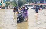 Thừa Thiên Huế: Nước ngập sâu nhiều đường phố, sạt lở đất vùi lấp nhà dân