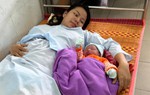 Cảnh sát giao thông Thừa Thiên Huế đưa sản phụ vượt mưa ngập đi sinh con an toàn