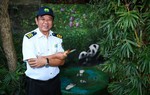 Chú bảo vệ bất ngờ nổi tiếng vì "thổi hồn" cho những vật vô tri trong công viên