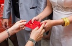 Mùa cưới rộn ràng, khi nào nên mừng tiền - lúc nào nên tặng quà?