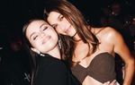Selena Gomez và Hailey Baldwin gây sốt với khoảnh khắc thân thiết tại sự kiện
