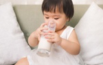 Uống sữa lúc này bổ sung canxi tốt nhất nhưng có một thời điểm dù uống 2-3 cốc trẻ cũng không cao được
