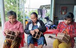Cải thiện kinh tế hộ gia đình từ tổ hợp tác tiểu thủ công