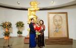 Nguyên Chủ tịch Quốc hội Nguyễn Thị Kim Ngân tặng tác phẩm “Chân dung Bác Hồ” cho Bảo tàng Phụ nữ Việt Nam 