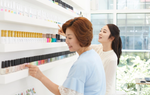 4 giờ sáng, tôi kinh ngạc khi thấy mẹ chồng ngồi gọt rau củ trong bếp