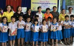 Tặng sách cho học sinh Đà Nẵng bị ảnh hưởng bởi trận lụt lịch sử