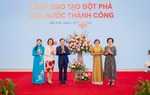 Nữ doanh nhân Việt Nam chạm yêu thương, lãnh đạo tạo đột phá