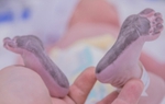 Vì sao bé sơ sinh lại được lấy dấu vân chân thay vì vân tay?