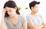 Chồng kiểm tra phong bì vợ mừng đám cưới bạn và yêu cầu rút lại tiền
