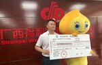 Trúng số gần 760 tỷ đồng, người đàn ông giấu không nói với vợ con vì một lý do