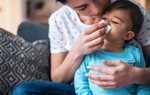 Nên làm gì khi trẻ chảy nước mũi màu xanh?