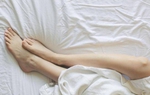Thò chân ra khỏi chăn khi ngủ có lợi hay hại? 