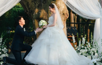Sau 10 năm yêu, đám cưới được tổ chức ở lâu đài cổ tuyệt đẹp trên đỉnh núi 