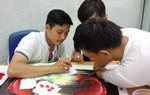 Chàng trai vùng biển khiến vảy cá "nở hoa"
