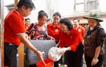 Hội Chữ thập đỏ Việt Nam hỗ trợ bà con gặp khó khăn sau bão số 4 ở Quảng Ngãi
