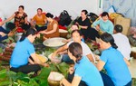 Thức xuyên đêm nấu bánh chưng gửi bà con vùng lũ Kỳ Sơn
