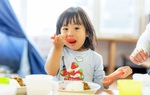 Thấy con gái ăn uống phung phí, mẹ có cách dạy dỗ cực hay