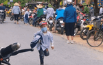 Con 7 tuổi mẹ mới lần đầu tới trường đón con tan học