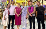 Sau “giải oan” cho Cát Tường, Tiết Cương đưa bà xã đi du lịch cùng hội bạn, còn tình tứ ôm vai