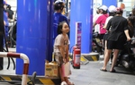 Trẻ em vạ vật chờ cha mẹ xếp hàng mua xăng lúc nửa đêm