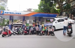 "Không kiên nhẫn" xếp hàng mua xăng, người phụ nữ phải dắt xe máy hơn 2km 
