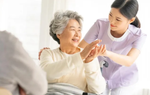 Các con sống thờ ơ với mẹ, bà chủ để lại tài sản cho người giúp việc