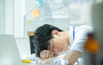 Đau lòng khi thấy chồng gục trên bàn làm việc