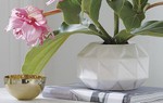 10 mẫu lọ hoa có thiết kế đặc biệt giúp không gian sống thêm cá tính