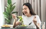 Sau khi ăn xong, bạn nên nằm, ngồi hay đứng?