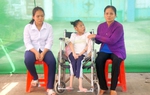 Người mẹ nghèo 20 năm ôm con bại não