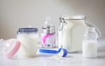 Bé gái gặp nguy hiểm khi mẹ pha trộn sữa non với sữa mẹ cho bú