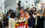 Ngày Black Friday 2022: Khách háo hức săn sale "khủng", nhiều cửa hàng chật cứng chỗ để xe
