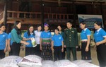 Phụ nữ nghèo ở Yên Khương được tặng heo giống 