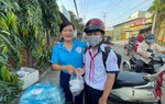 Nữ cán bộ được người dân ôm chầm như người thân trong gia đình trong mỗi lần gặp mặt