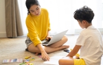 Nhìn dòng chữ nguệch ngoạc cháu trai viết trên bức tranh, tim tôi đau nhói