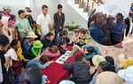 Người thân đẫm nước mắt đón thi thể nữ du học sinh về nước sau thảm kịch giẫm đạp ở Hàn Quốc