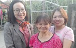 Khoảnh khắc tìm lại được người thân của người phụ nữ sau gần 30 năm lưu lạc